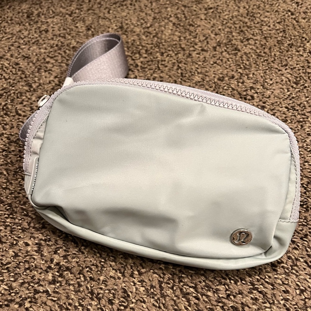 NWT: Lululemon Everywhere Belt Bag EBB Silver Drop